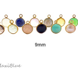 Könnte beinhalten: Sortiment von 9 mm runden Edelstein-Anhängern mit vergoldeten Einstellungen. Die Anhänger sind in verschiedenen Farben, darunter Weiß, Rosa, Blau, Grün und Rot.