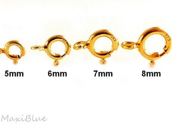 Könnte beinhalten: Vier goldfarbene Metall-Hummerverschlüsse in verschiedenen Größen: 5 mm, 6 mm, 7 mm und 8 mm. Die Verschlüsse sind alle geschlossen und haben eine glatte, polierte Oberfläche.