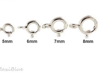 Könnte beinhalten: Vier silberne Sprungringe mit Federschlössern, mit einem Durchmesser von 5 mm, 6 mm, 7 mm und 8 mm.