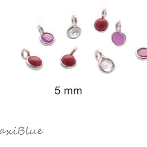 Può includere: Piccoli ciondoli argentati con pietre preziose ovali rosse, rosa e trasparenti. Ogni ciondolo misura circa 5 mm. Sono dotati di un anello per il fissaggio a una catena. Ideale per la creazione di gioielli.