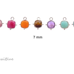 Könnte beinhalten: Sieben 7 mm große quadratische Edelstein-Anhänger mit silbernen Sprungringen. Die Anhänger sind in den Farben Pink, Rot, Orange, Braun, Lila, Hellgrün und Blau.