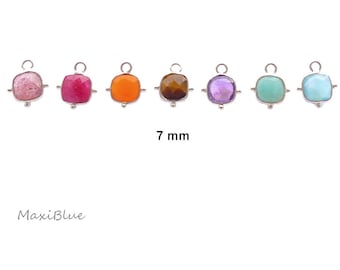 Pode incluir: Sete pingentes quadrados de pedra preciosa de 7 mm com argolas de salto de prata. Os pingentes são de cor rosa, vermelho, laranja, castanho, roxo, verde claro e azul.