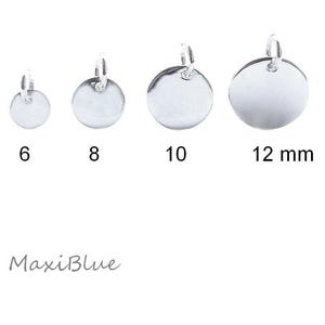 Può includere: Quattro ciondoli rotondi color argento con anelli attaccati, su sfondo bianco. I ciondoli variano di dimensioni, con diametri di 6, 8, 10 e 12 mm. Il marchio "MaxiBlue" è stampato in basso.