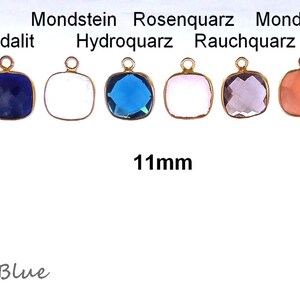 Può includere: Otto diversi ciondoli in pietra preziosa, ognuno con un'anellina in oro. Le pietre preziose sono: Calcedonio, Sodalite, Pietra di luna, Quarzo idrotermale, Quarzo rosa, Quarzo affumicato, Pietra di luna, Labradorite. I ciondoli misurano 11 mm.
