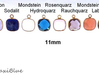 Pode incluir: Oito pingentes de pedras preciosas diferentes, cada um com uma argola de ouro. As pedras preciosas são: Calcedônia, Sodalita, Pedra da lua, Quartzo hidrotermal, Quartzo rosa, Quartzo fumado, Pedra da lua, Labradorita. Os pingentes medem 11 mm.