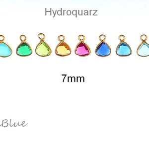 Puede incluir: Diez abalorios de hidrocuarzo en forma de lágrima de 7 mm en varios colores, incluyendo turquesa, verde, amarillo, naranja, rojo, azul y azul claro. Los abalorios están chapados en oro y tienen un bucle para sujetarlos a joyas.