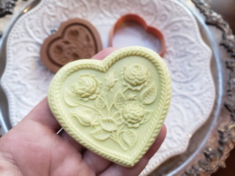 molds are all sold separately Fits mold 5125 and 5100 COOKIE CUTTER ONLY