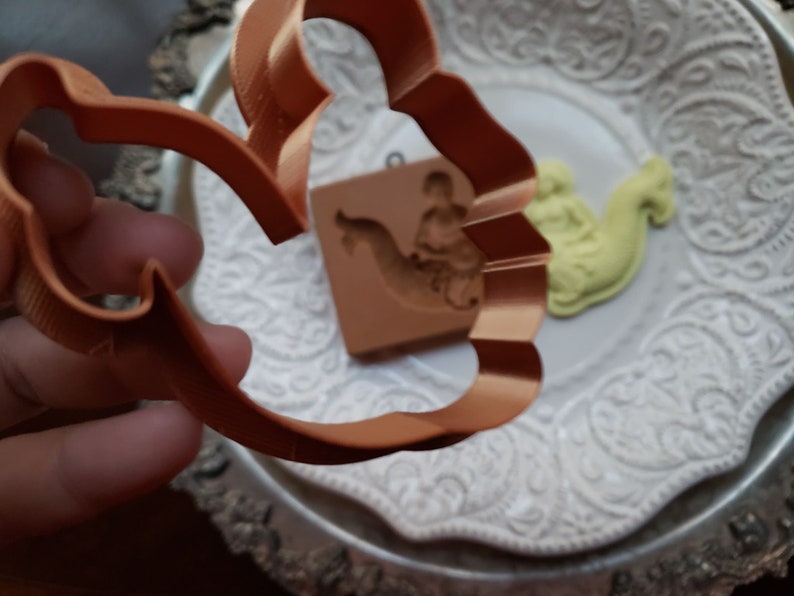molds are all sold separately Fits mold 671. COOKIE CUTTER ONLY