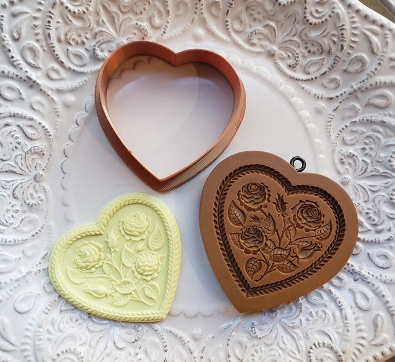 molds are all sold separately Fits mold 5125 and 5100 COOKIE CUTTER ONLY