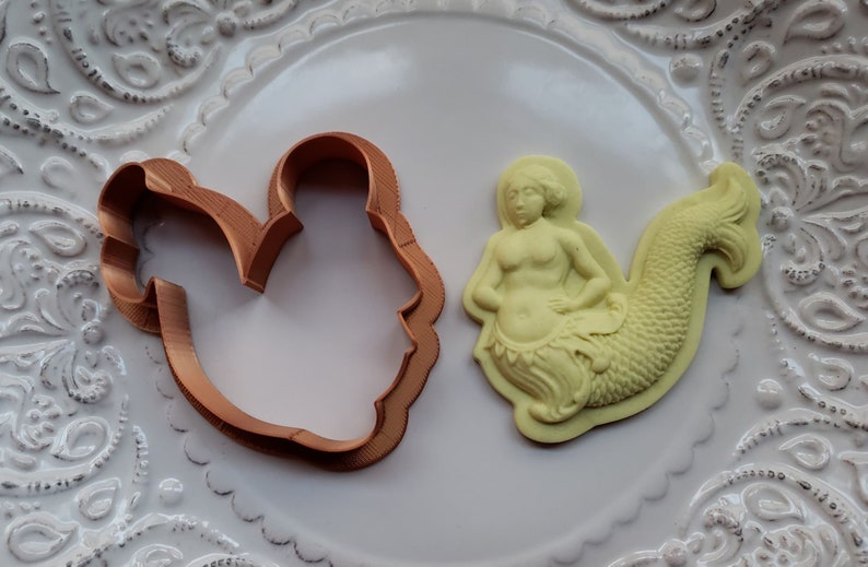 molds are all sold separately Fits mold 671. COOKIE CUTTER ONLY