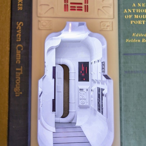 Coin livre de science-fiction. Décoration d'étagère/présentoir pour figurines articulées. Donnez vie à un espace dans votre bibliothèque ! Entièrement assemblé ! Une exclusivité mondiale !