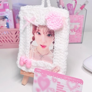 Porte-cartes photo décoré Kpop rose au crochet, porte-cartes esthétique fait main avec breloque