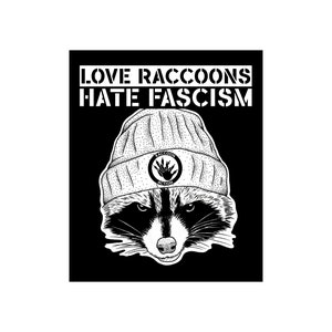 Puede incluir: Ilustración en blanco y negro de un mapache con una boina con el texto "Raccoon Action" en ella. El texto "Love Raccoons Hate Fascism" está por encima del mapache.