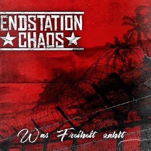 Peut inclure: Une pochette d'album rouge et noire avec le texte "Endstation Chaos" et une étoile blanche de chaque côté du texte. L'arrière-plan est une image rouge et noire de barbelés et de palmiers. Le texte "Was Freiheit zählt" est en bas de l'image.
