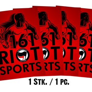 Op de afbeelding: Vijf rode stickers met zwarte tekst en een zwart-wit logo. De tekst luidt "161 Riot Sports" en het logo is een antifascistisch symbool. De stickers zijn op elkaar gestapeld. De tekst "1 STK. / 1 PC." is onder de stickers gedrukt.