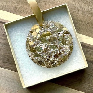 Ornament in harsgeode-stijl met gebroken glas | Hars glitterornament | Gouden ornament | Feestdecoratie in geschenkverpakking | Handgemaakt decor