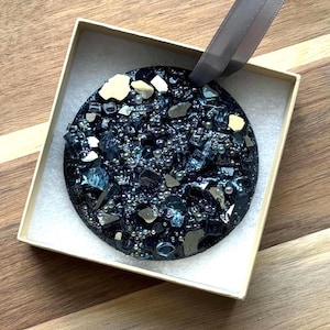 Geodeornament met gebroken glas | Hars glitterornament | Satijnen lint | Feestdecoratie in geschenkverpakking | Handgemaakte kerstbal