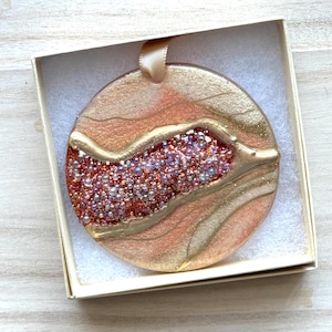 Kerstboomornament in geode-stijl
