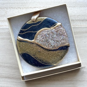 Kerstboomornament in geode-stijl