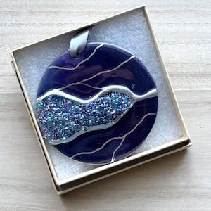 Geodeharsornament | Hars glitterbal | Handgemaakt kerstdecor | Satijnen lint | Inclusief geschenkdoos