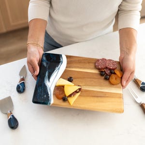 Planche de charcuterie faite main en bois d'acacia : oeuvre d'art en résine océanique, coffret cadeau design