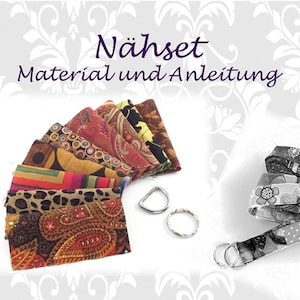 Könnte beinhalten: Ein Nähset mit bunten Stoffresten, einem gemusterten Band und Metallringen. Das Set enthält eine Anleitung zum Nähen eines Projekts. Der Text auf dem Bild lautet "Nähset Material und Anleitung".