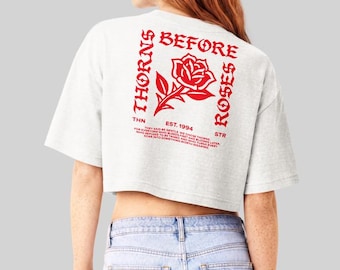 Crop tee thorns before roses, maglietta corta oversize bianca, stampa rosa tattoo old school, gotico streetwear, regalo alternativo