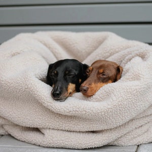 Sacco a pelo coccoloso con le zampe preferite in teddy beige