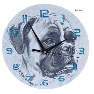 Può includere: Orologio da parete rotondo con un ritratto di cane Boxer in tonalità grigie e blu. Il quadrante dell'orologio ha numeri e lancette blu, con un dettaglio a catena. La parola "Nachher" è in alto a destra.