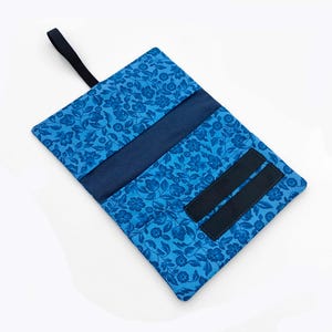 Pitillera tabaco de liar de tela Flores Azules, Estuche para el tabaco, Tabaquera artesana, Regalo fumador, Funda accesorios tabaco