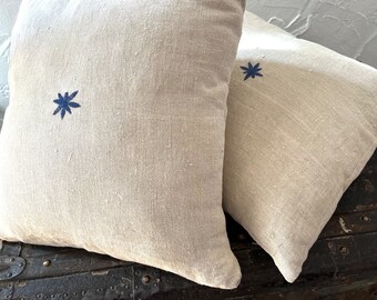 2 cushions made of vintage linen with flowers 40 x 40