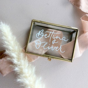 Boîte à bagues en verre // personnalisée // calligraphie // mariage // or // individuel image 1