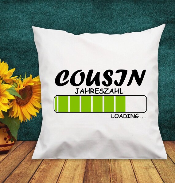 Kissen Kuschelkissen "Cousin Loading Wunsch Jahreszahl vers. Formen mit Füllung Geschenk zur Geburt