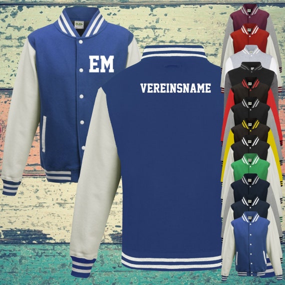 College Jacke mit Wunschdruck auf der Vorderseite mit Initialen und Rückseite mit Vereinsname Trainings Jacke Sport Verein