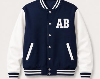Può includere: Una giacca varsity blu navy con maniche bianche, caratterizzata dalle lettere AB in bianco sul petto sinistro. La giacca presenta una chiusura frontale con bottoni a pressione, due tasche laterali con bordino bianco e polsini, colletto e orlo a righe.