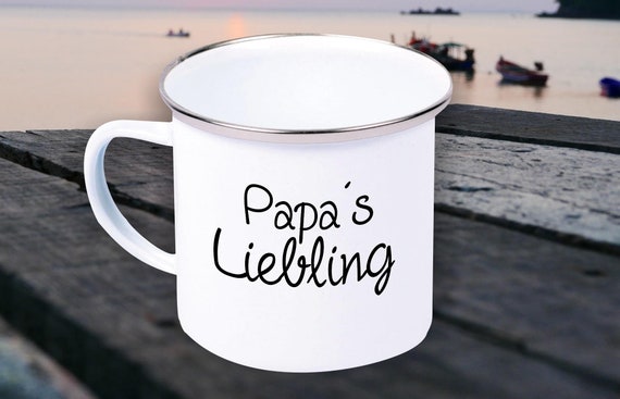 Emaille Becher "Papas Liebling Vatertag Dad Papatag" Tasse Kaffeetasse Kaffeebecher Mug Retro