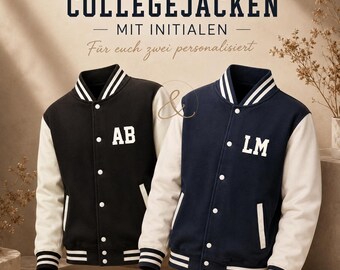 Può includere: Due giacche varsity con maniche bianche e bordi a coste a righe su colletto, polsini e orlo. La giacca a sinistra è nera con lettere bianche AB, quella a destra è blu navy con lettere LM. Il testo recita COLLEGEJACKEN MIT INITIALEN.