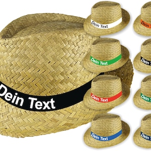 Könnte beinhalten: Acht Strohhüte mit einem schwarzen Band und einem farbigen Band darüber. Die Hüte haben den Text "Dein Text" auf dem Band. Die Hüte sind in verschiedenen Farben: weiß, rot, grün, schwarz, blau.