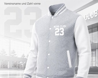 Può includere: Una giacca stile varsity grigia e bianca con chiusura frontale a bottoni automatici, polsini e colletto a righe a coste. Il petto mostra il testo stampato in bianco NOVA CLUB sopra il numero 23 in un carattere grassetto in stile blocco.