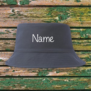 Può includere: Un cappello a secchiello grigio scuro con la parola "Name" ricamata in bianco sul davanti.