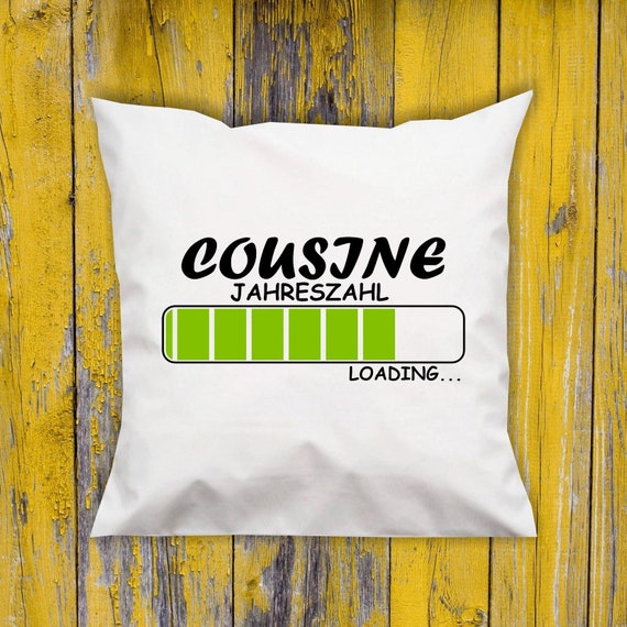 Kissen Kuschelkissen "Cousine Loading Wunsch Jahreszahl vers. Formen mit Füllung Geschenk zur Geburt