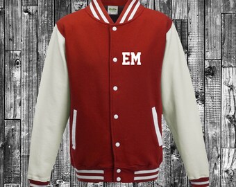 College Jacke mit Wunschdruck auf der Vorderseite mit Initialen Trainings Jacke Sport Verein Varsity Jacket Rot/Weiß