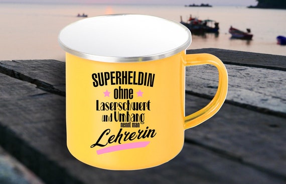 Emaille Becher "Superheldin ohne Laserschwert und Umhang nennt man Lehrerin" Tasse Kaffeetasse Kaffeebecher Mug Retro