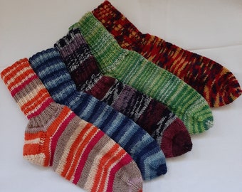 Gestrickte Socken Stricksocken Wollsocken handgestrickt für Kind gestreift Größe 30 / 31 grün / orange / lila