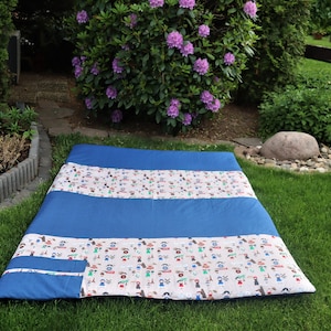 NEW! Deluxe XL picnic blanket 140 x 200 cm. Comfort &quot;Countries&quot; with a water-repellent backing in blue. Lined with volume fleece.