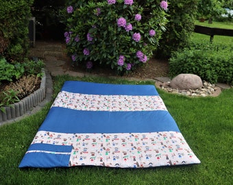 NIEUW! Picknickkleed de luxe XL 140 x 200 cm. Comfort "Countries" Waterafstotende onderkant in blauw. Gevoerd met volumefleece.