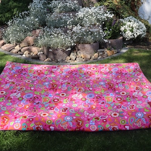 New!! Comfort Deluxe XL picnic blanket 145 x 200 cm pink with hearts. Water-repellent underside in dark blue. Lined with wadding.