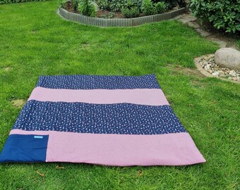 Nieuw!! Picknickkleed comfort L 140 x 155 cm. Ideaal voor onderweg. Kijk vuurtoren, anker in donkerblauw-rood geblokt. Meer waterafstotend.