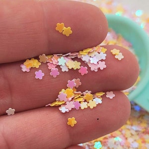 ピンクと黄色の花のグリッター | 樹脂工芸、ネイルアート、デコデン、シェイカー、スライム、タンブラー用の光沢のあるデイジー型の紙吹雪