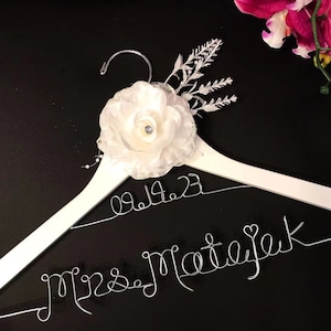 Cintre de mariage avec date, cintre de mariée, cintre de mariage personnalisé, cintres de demoiselle d'honneur, cintre sur mesure, cintre Mme, cadeau de douche, cintre prénom